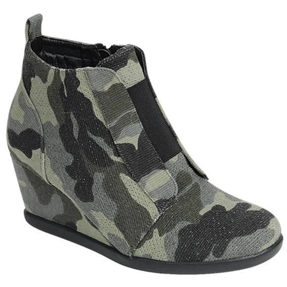 Shoes - ✳️1 LEFT✳️ Camo Wedge Bootie